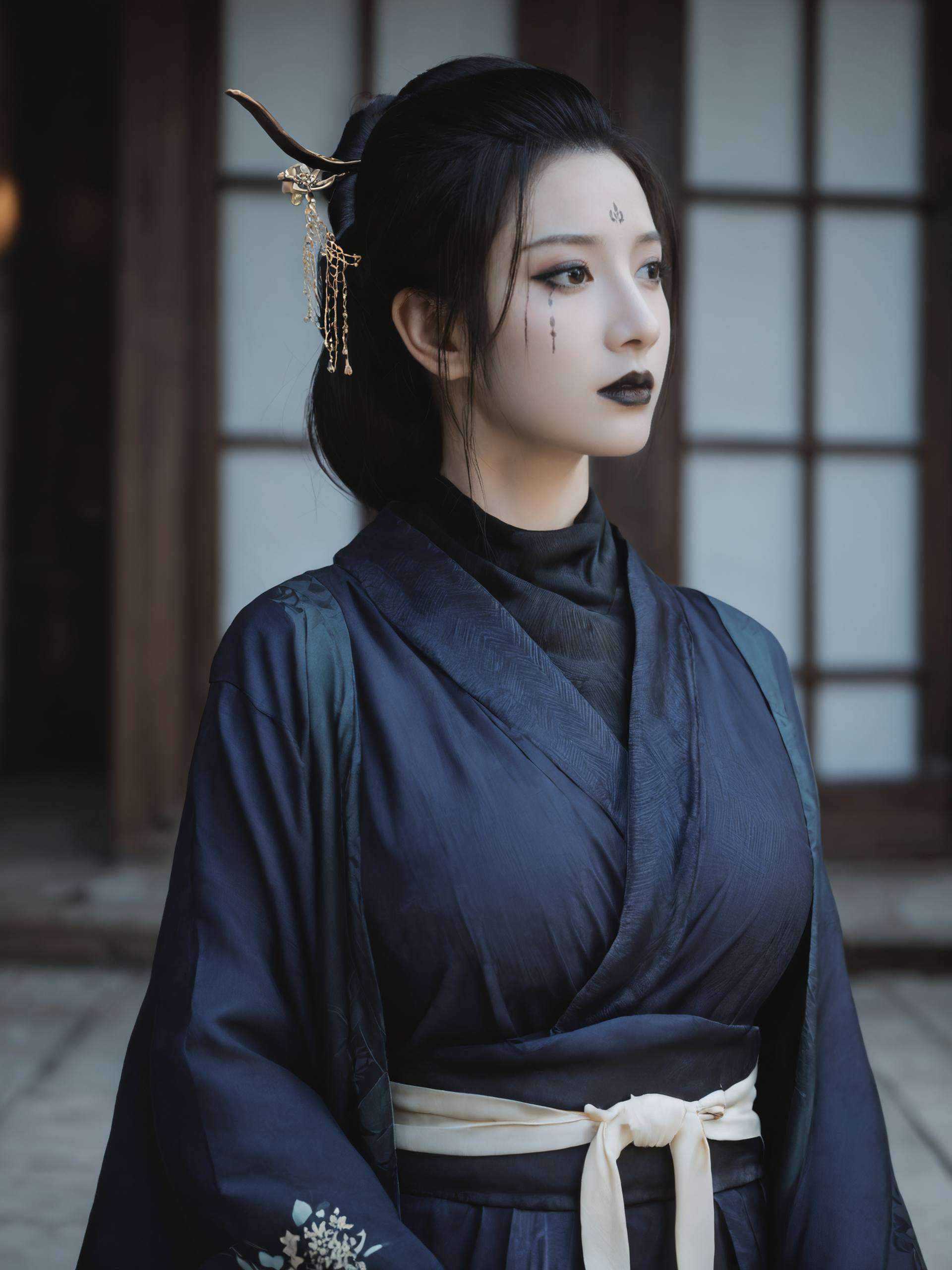 四妹眼神中藏着不屈与智慧